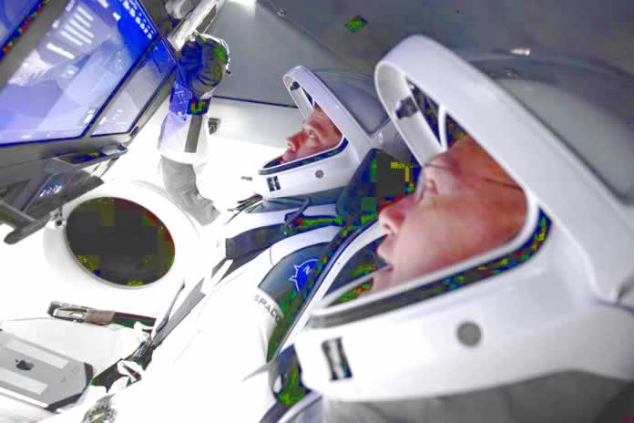 11CC-astronautas Robert Behnken y Douglas Hurley Crew Dragon