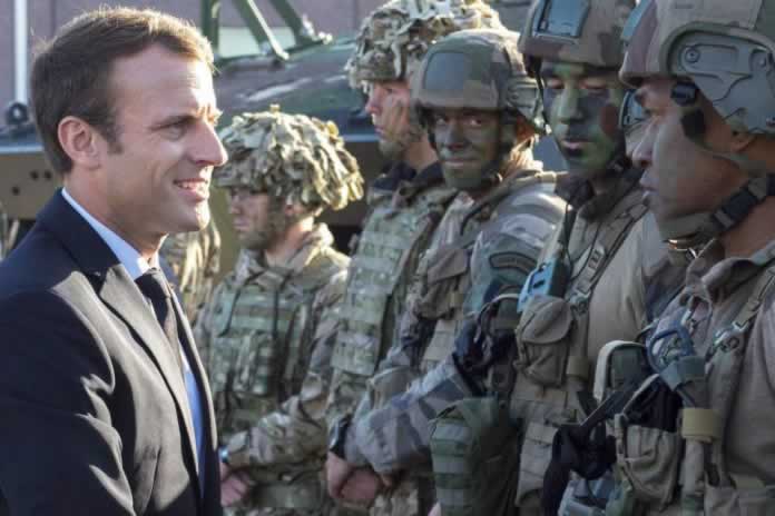 29IN-EUROZONA, MACRON SE OCUPA DE LA DEFENSA Y MERKEL