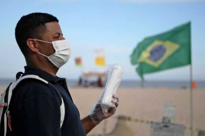 9IN-BRASIL COVID 19 JOVEN BARBIJO BANDERA