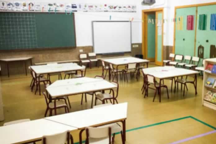 21IG-LAS CLASE VOLVERAN A SU NORMALIDAD CUADO HAYA UNA VACUNA AULA ESCRITORIOS VACÍOS