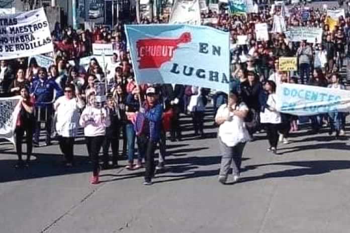 27PR-CHUBUT ENFRENTA UNA CONFLICTIVA SITUACIÓN AL BORDE DEL ESTALLIDO SOCIAL