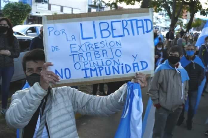 100P-Un banderazo que sorprendió a propios y ajenos. En la calle entraron otros actores