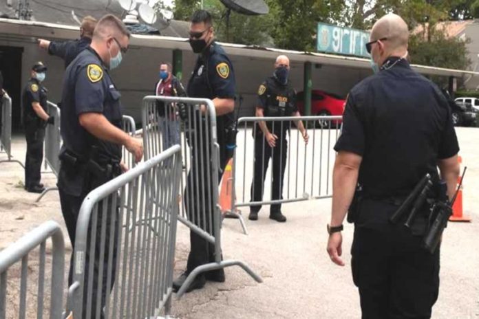 131IN-Policías de EE.UU entran a consulado chino, China ordena el cierre de consulado de EE.UU. Escala la tensión diplomática