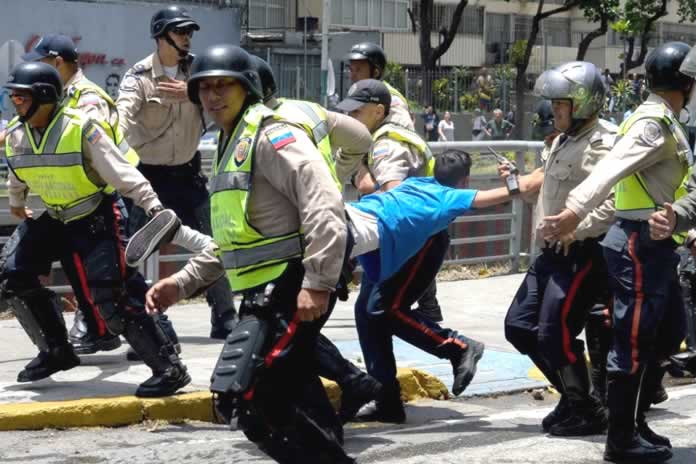 174IN-Venezuela. Acusan a Maduro de utilizar la crisis sanitaria como excusa para la represión