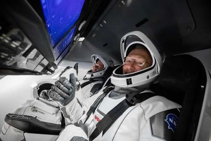 82CC-La primera Dragon-SpaceX tripulada culminó su misión y regresó a la Tierra