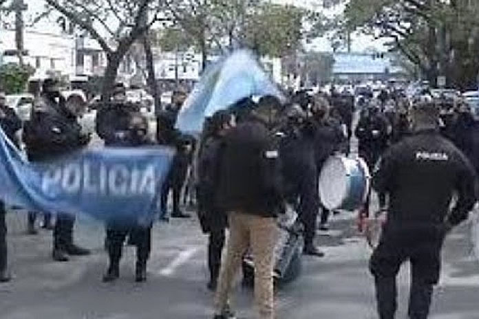 42SD-Cuaderno de opiniones. Institución policial y sociedad con mensajes confusos
