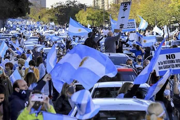 162P-Un masivo banderazo se expandió por todo el país bajo la convocatoria “#12O”