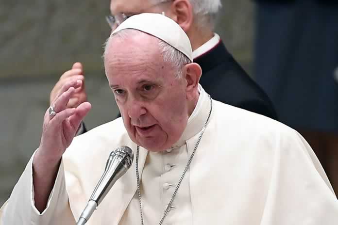 222IN-España. El Papa defiende una “cobertura legal” para los homosexuales, sin cambios de criterios en la Iglesia.