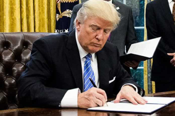 344IN-EEUU.Trump firma indultos presidenciales ante su salida de la Casa Blanca