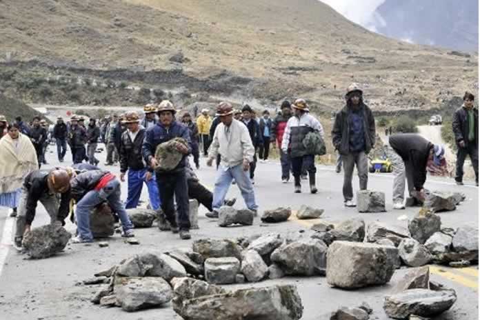 486INT- Bolivia. Primer conflicto de Arce, Agricultores bloquean carreteras en señal de protesta contra el Gobierno