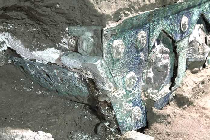 262CC- Un carro ceremonial casi intacto emerge entre las ruinas de Pompeya