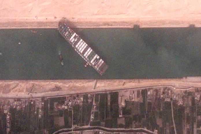 539INT- Egipto. Difícil operación para desencallara al Ever Gigen, la causa principal no fue una tormenta de arena