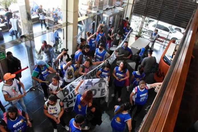 88 PR- Río Negro. Una agrupación sindical intimidó violentamente a periodistas del Diario de Río Negro.